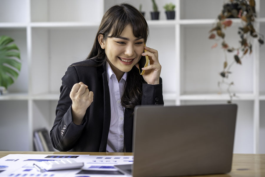 Patrona calculando aguinaldo de trabajadores con sistema de facturación electrónica